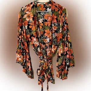 Gorgeous Bell Sleeve Top. Size M/L.